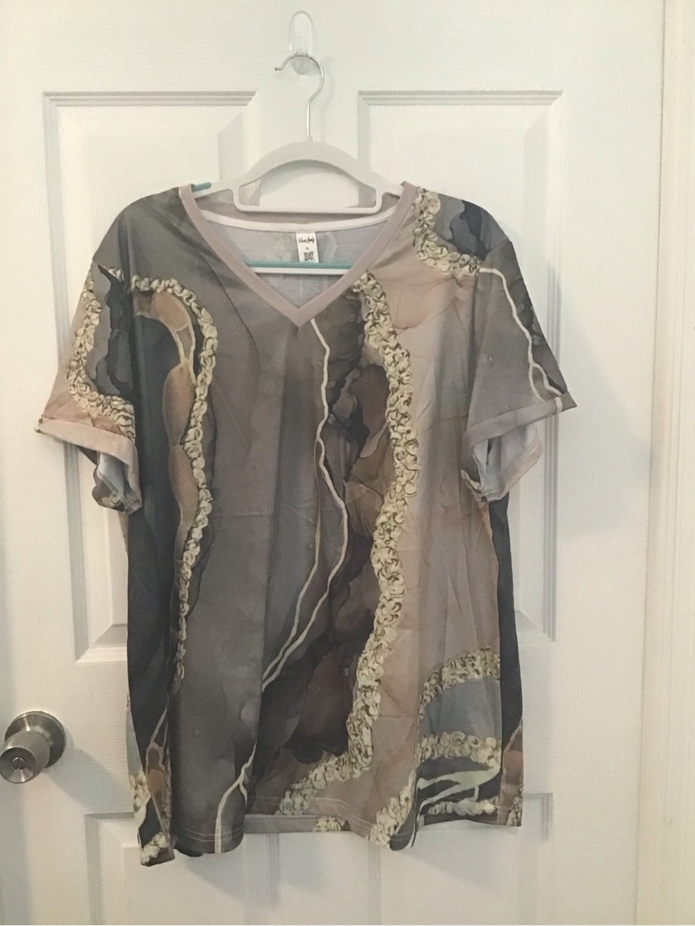 V-neck Short Sleeve Tee in Taupe Gray Abstract Print